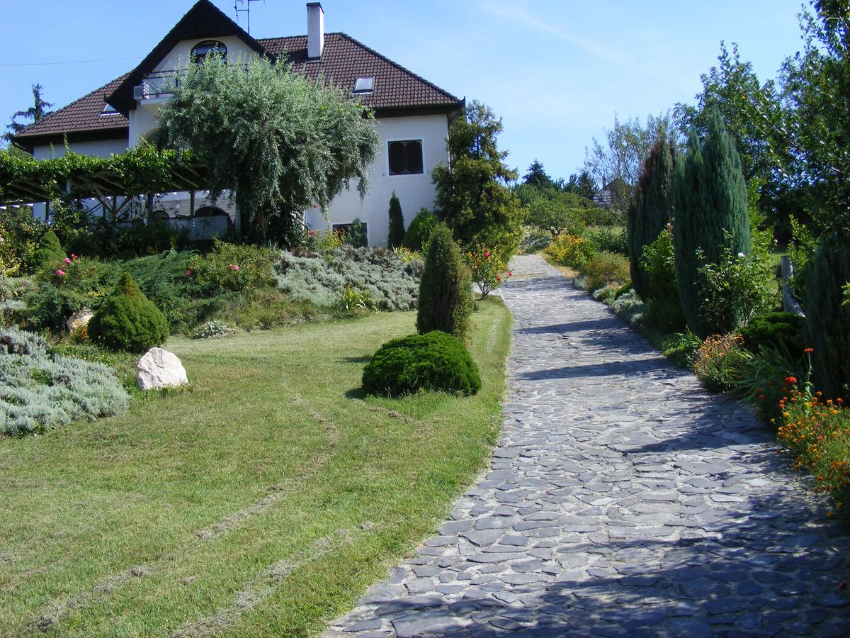 Pigál Panzió Bed and Breakfast Badacsonyörs Exterior foto
