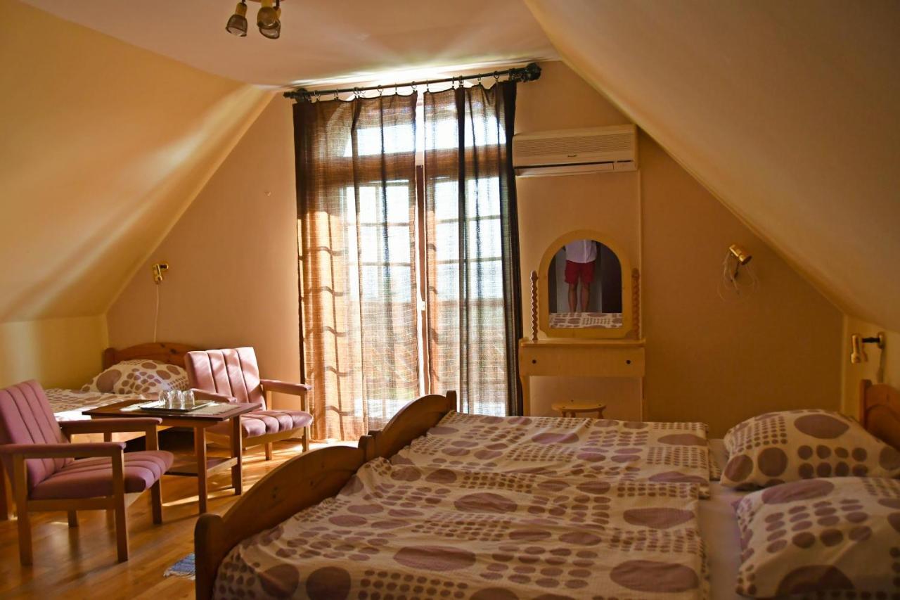 Pigál Panzió Bed and Breakfast Badacsonyörs Exterior foto