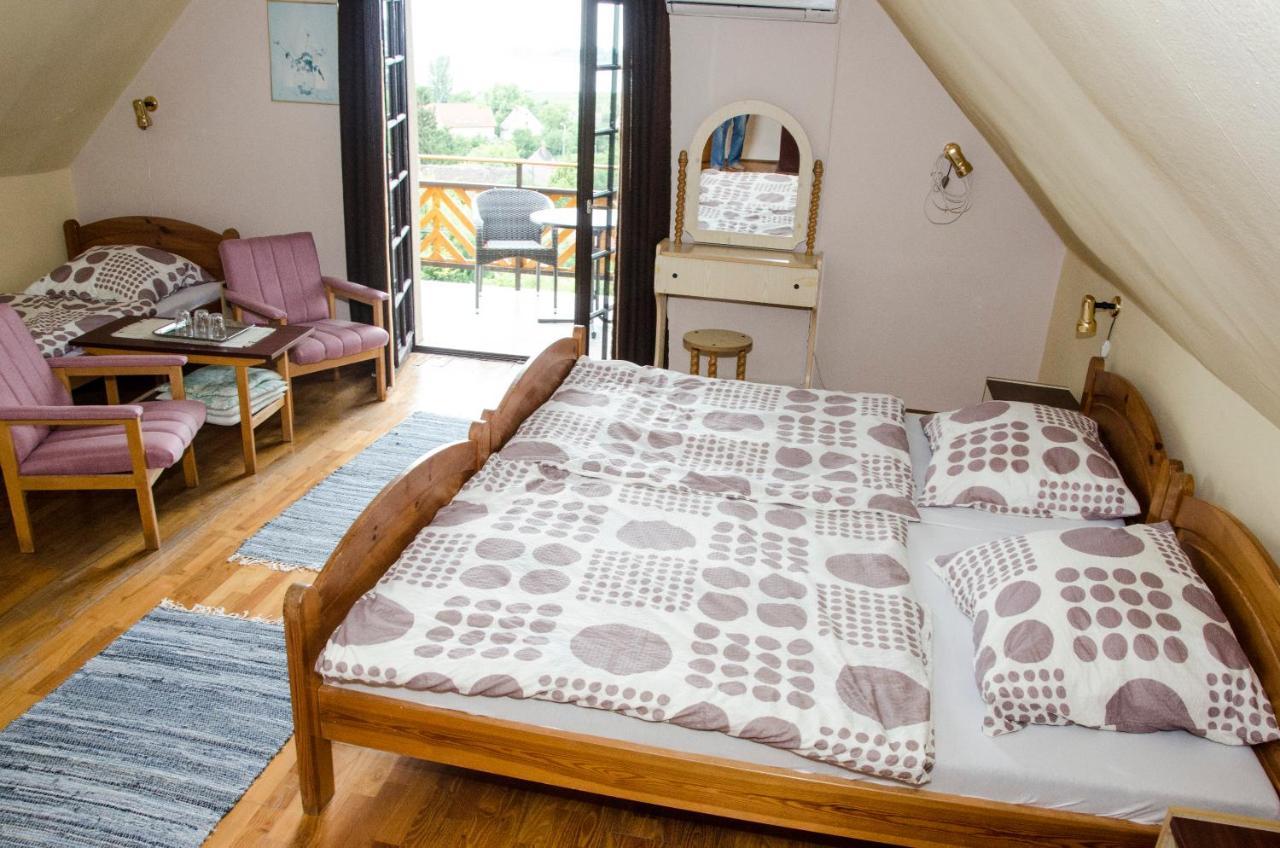 Pigál Panzió Bed and Breakfast Badacsonyörs Exterior foto